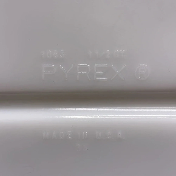 Vintage 1960s Pyrex 1063 1 1/2 Quart Oval White Divided Casserole Serving Dish - Picture 3 of 3